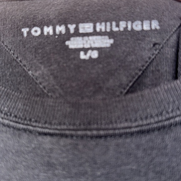 Black size large Tommy Hilfiger t-shirt - Picture 2 of 3